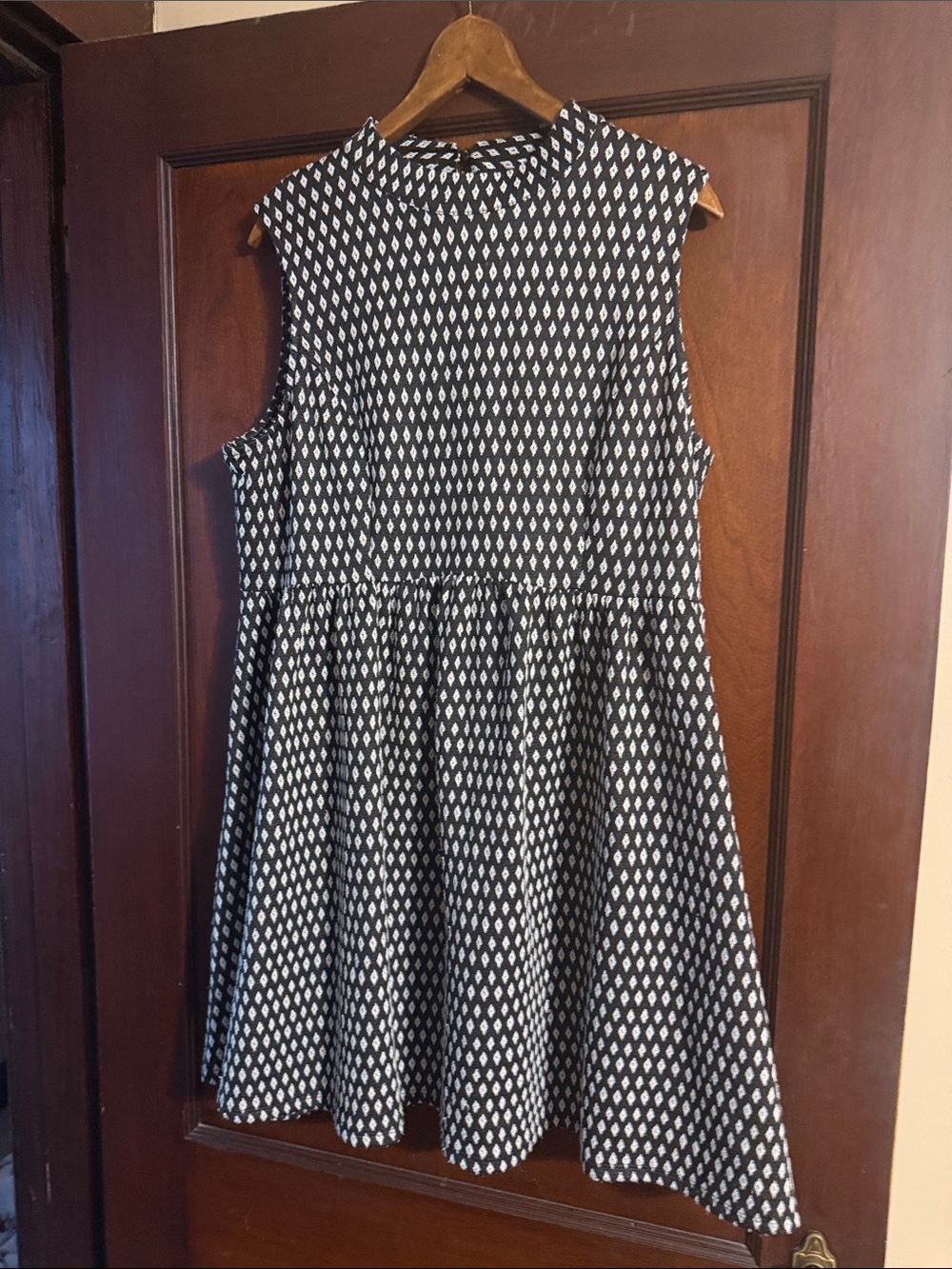 Juniors Black and White Sleeveless Patterned Dress